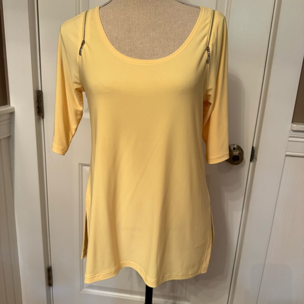 SYMPLI TOP TUNIC TEE YELLOW STRETCH ELBOW SLEEVE SCOOP NECK ZIP SHOULDERS SIZE 6